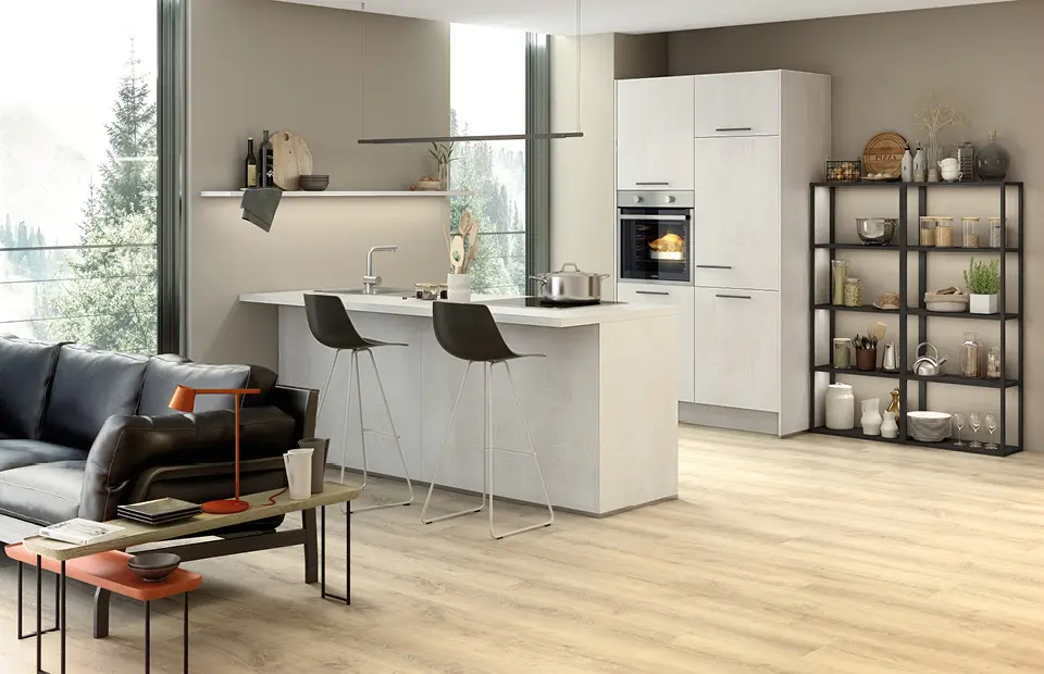 Zeitlose Einbauküche mit heller Kochinsel, hohen Schränken, modernen Barhockern und offener Regalwand, kombiniert mit gemütlicher Wohnlandschaft im offenen Wohnbereich.